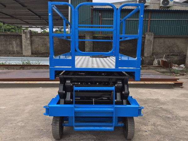 Xe nâng cắt kéo kiểu bán tự động giúp nâng người, hàng hóa làm việc trên cao ă