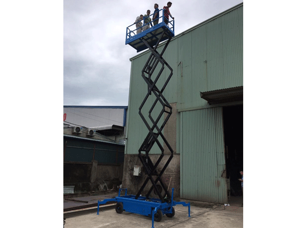 Xe nâng cắt kéo kiểu bán tự động giúp nâng người, hàng hóa làm việc trên cao ă